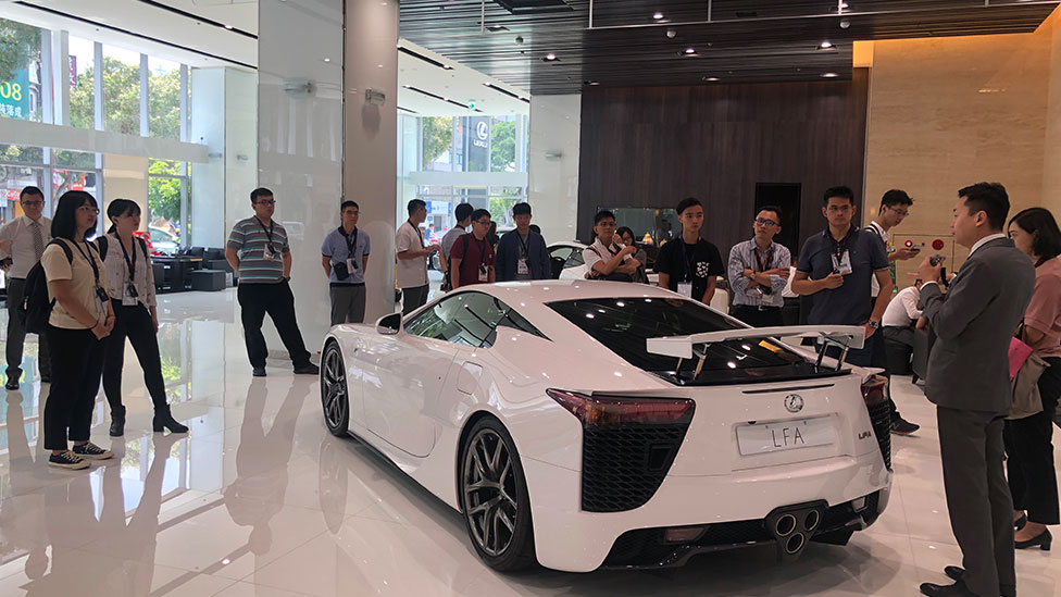 學員圍繞LFA聽解說，部份學員已不受控跑去拍照